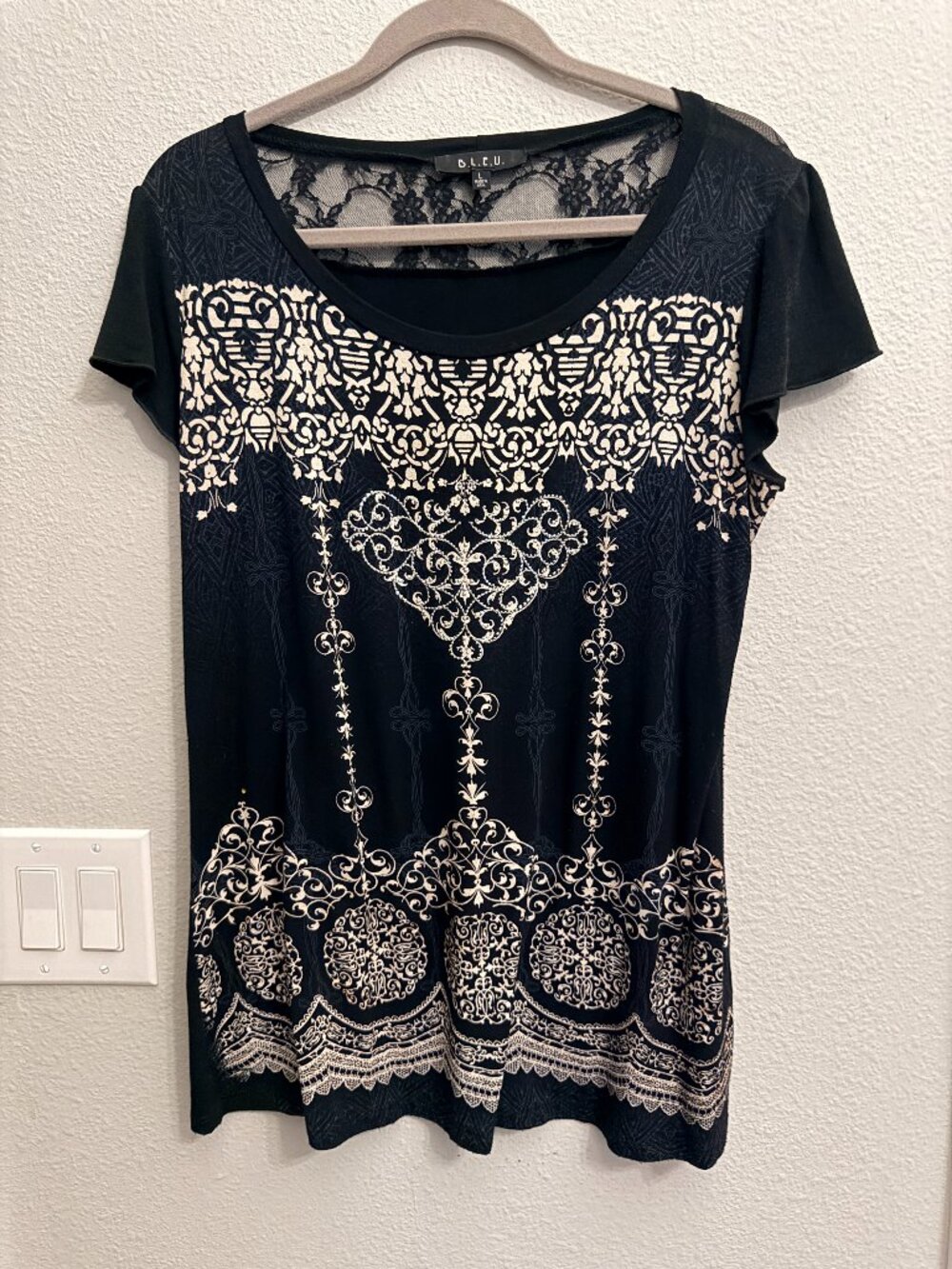 B L E U Black and White Top- L